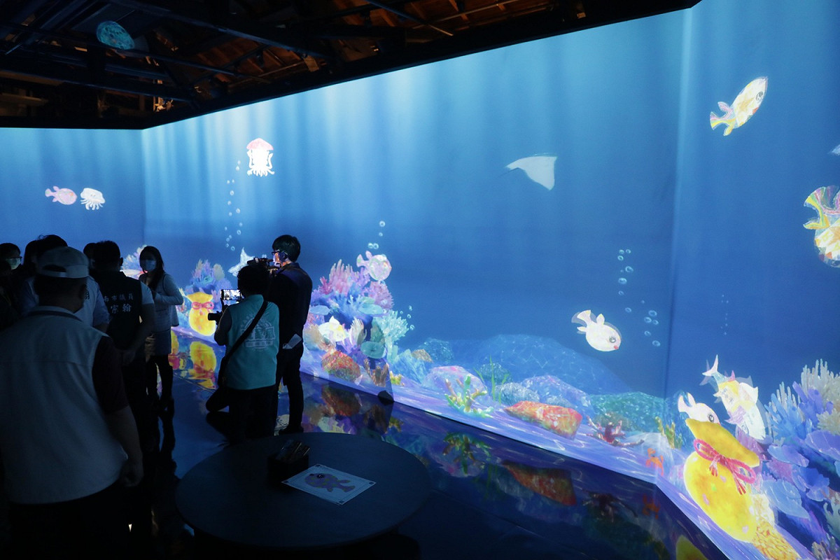 日本超夯藝術團隊「teamLab」首度來到南臺灣展出的沉浸式互動投影作品《彩繪水族館》。 圖：黃博郎／攝