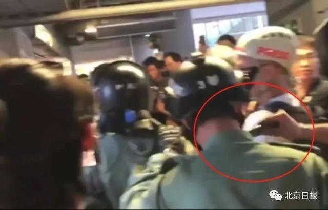 2019年10月13日港警遭「暴徒」以利器割頸。(資料照片) 圖：翻攝陸媒/北京日報