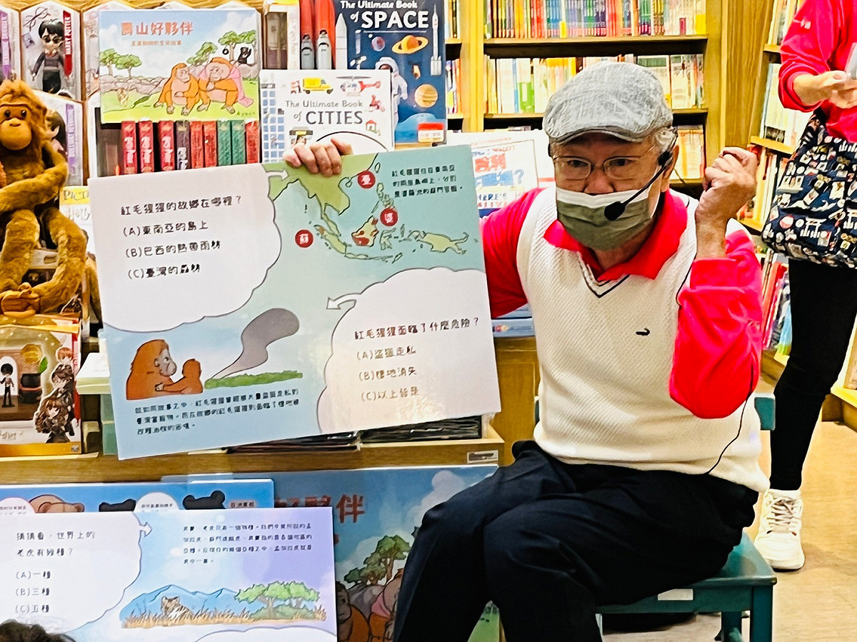 有志工界「孫越叔叔」之稱的蔡親廣親自導覽。 圖：高雄市觀光局提供