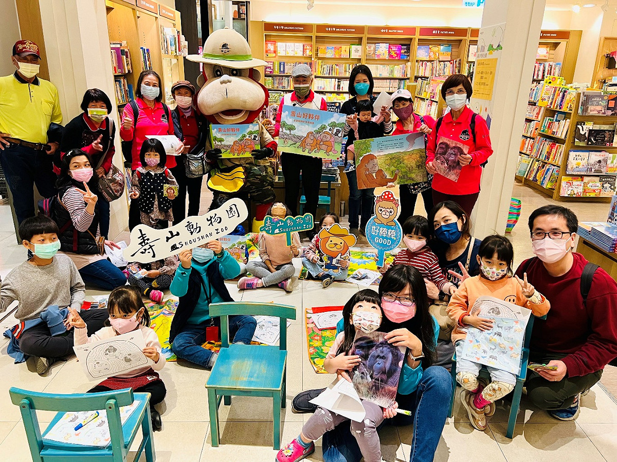壽山動物園於高雄大遠百誠品推廣動物繪本。 圖：高雄市觀光局提供