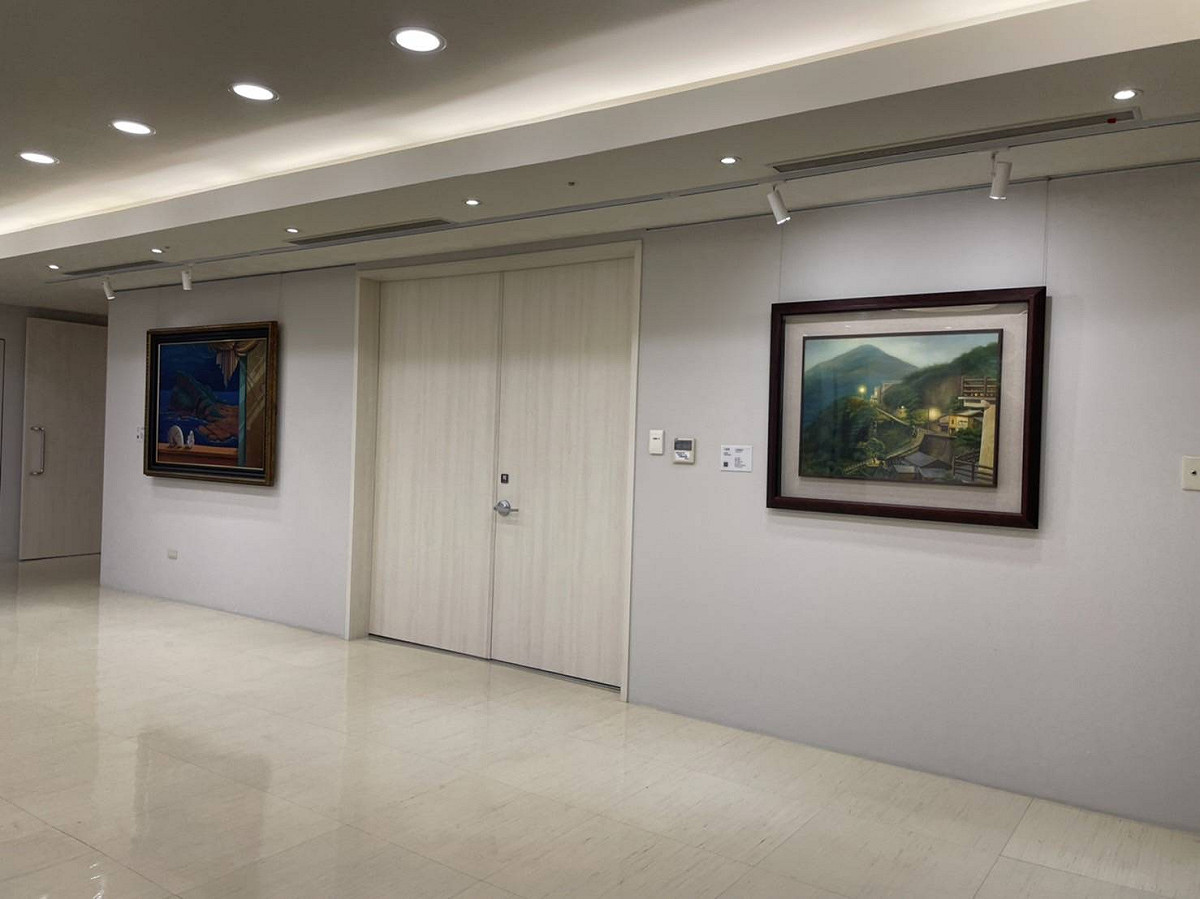 這期「致當下：回視藝景─自由西方」展出作品包括藝術家林文昌《午夜野柳的遐思》(左)與江建昌《九份傍晚時分》(右)。 圖：新北市文化局提供