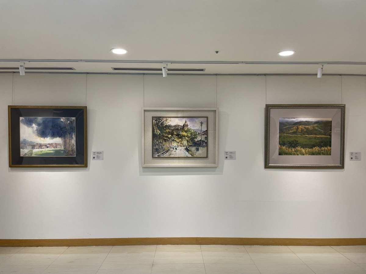 這期「致當下：回視藝景─自由西方」特別展出歷屆曾參展本市美術家聯展的西方題材作品，包括(由左至右)黃進龍《綠蔭老厝─山后聚落》、鄭香龍《昔日淡水教堂》、洪東標《大屯向晚》等水彩藝術作品。 圖：新北市文化局提供