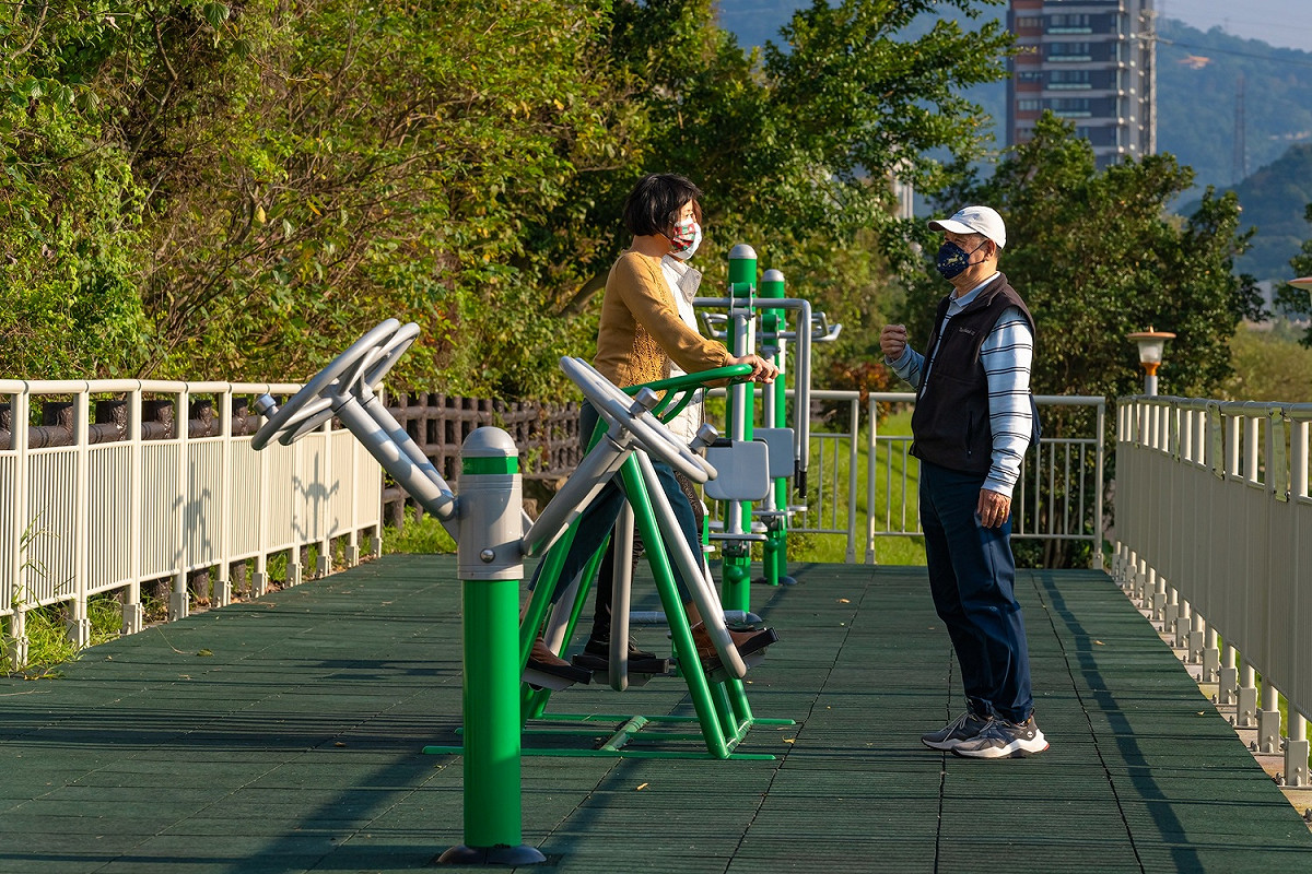舒活筋骨。 圖：新北市水利局提供
