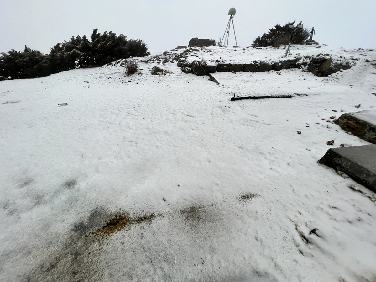 玉山今日清晨再度下雪，氣象專家吳德榮表示，明日清晨前3200公尺以上的高山仍有機會降雪。 圖：中央氣象局／提供