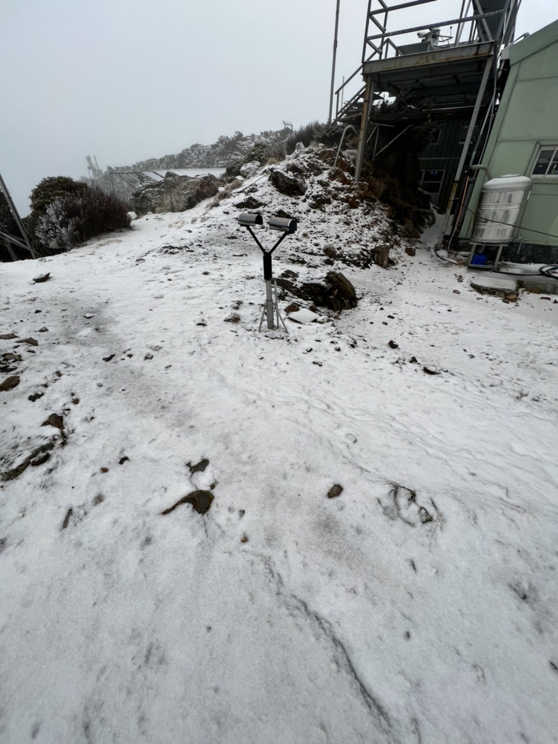 玉山氣象局目前積雪約1公分。 圖：中央氣象局／提供