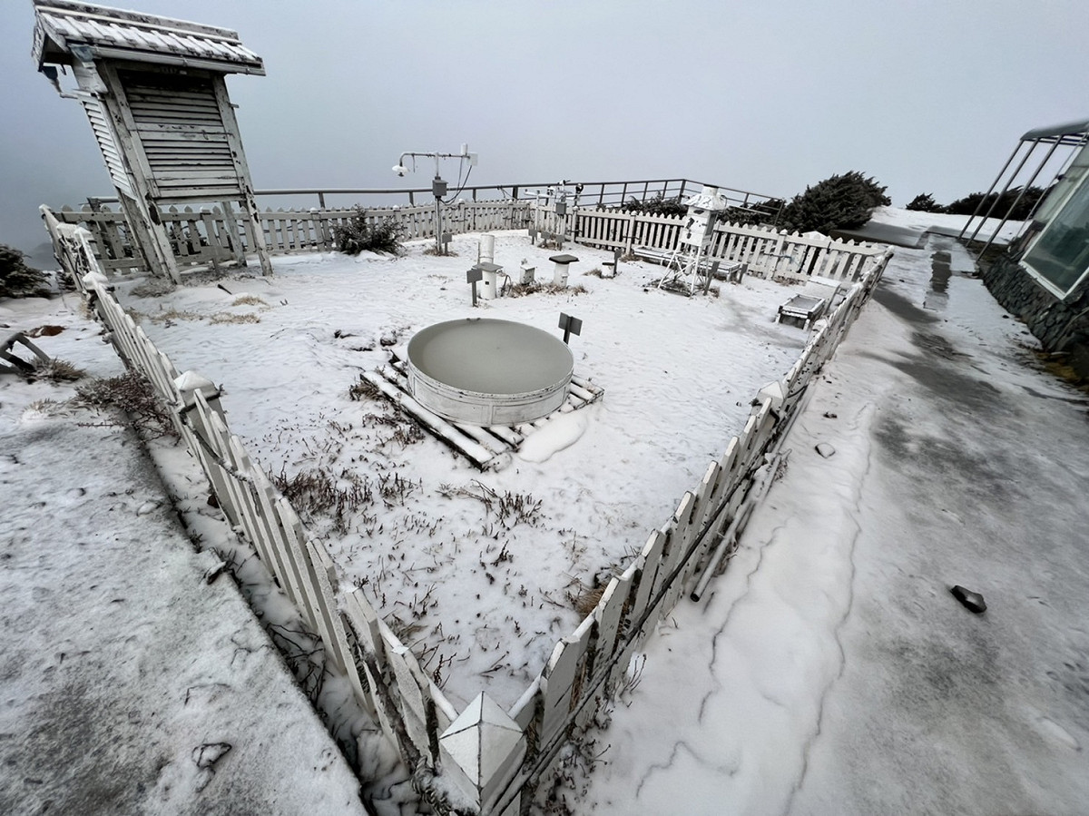 玉山今日清晨再度降雪。 圖：中央氣象局／提供