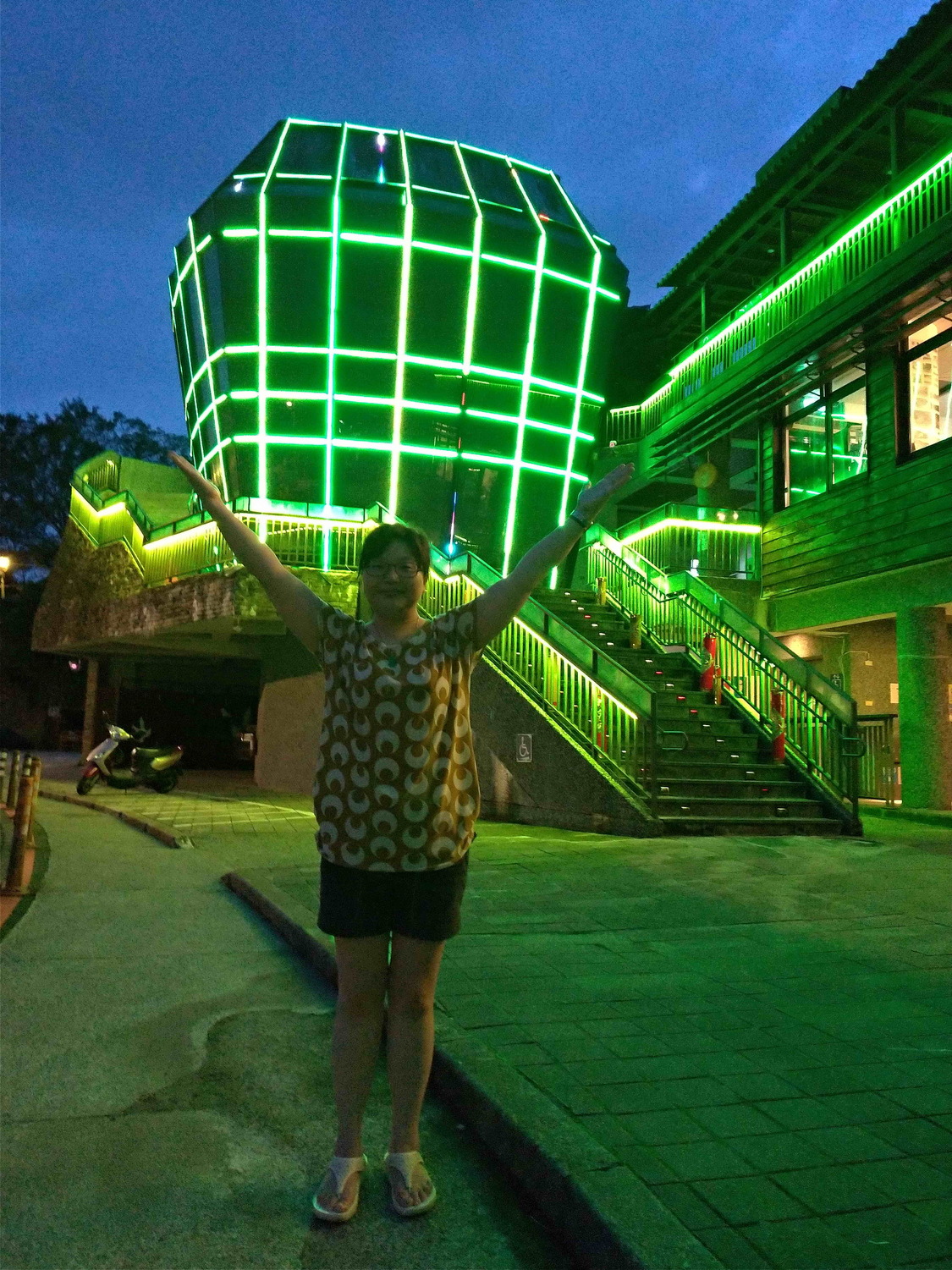平溪的菁桐電子天燈館有傳統與現代融合的獨特文化氛圍。 圖：新北市政府提供