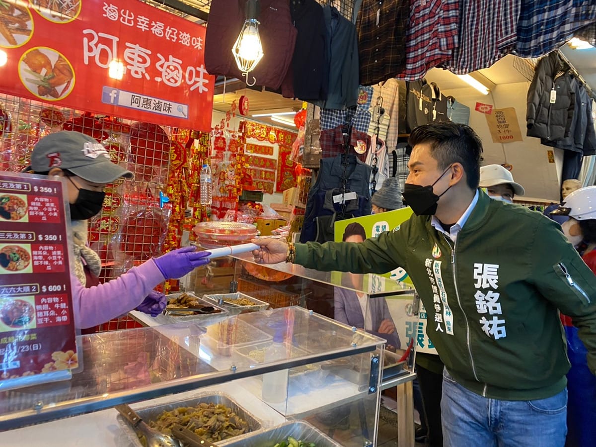 張銘祐到新店仁愛市場拜票，許多攤販給予肯定及鼓舞。 圖：張銘祐提供