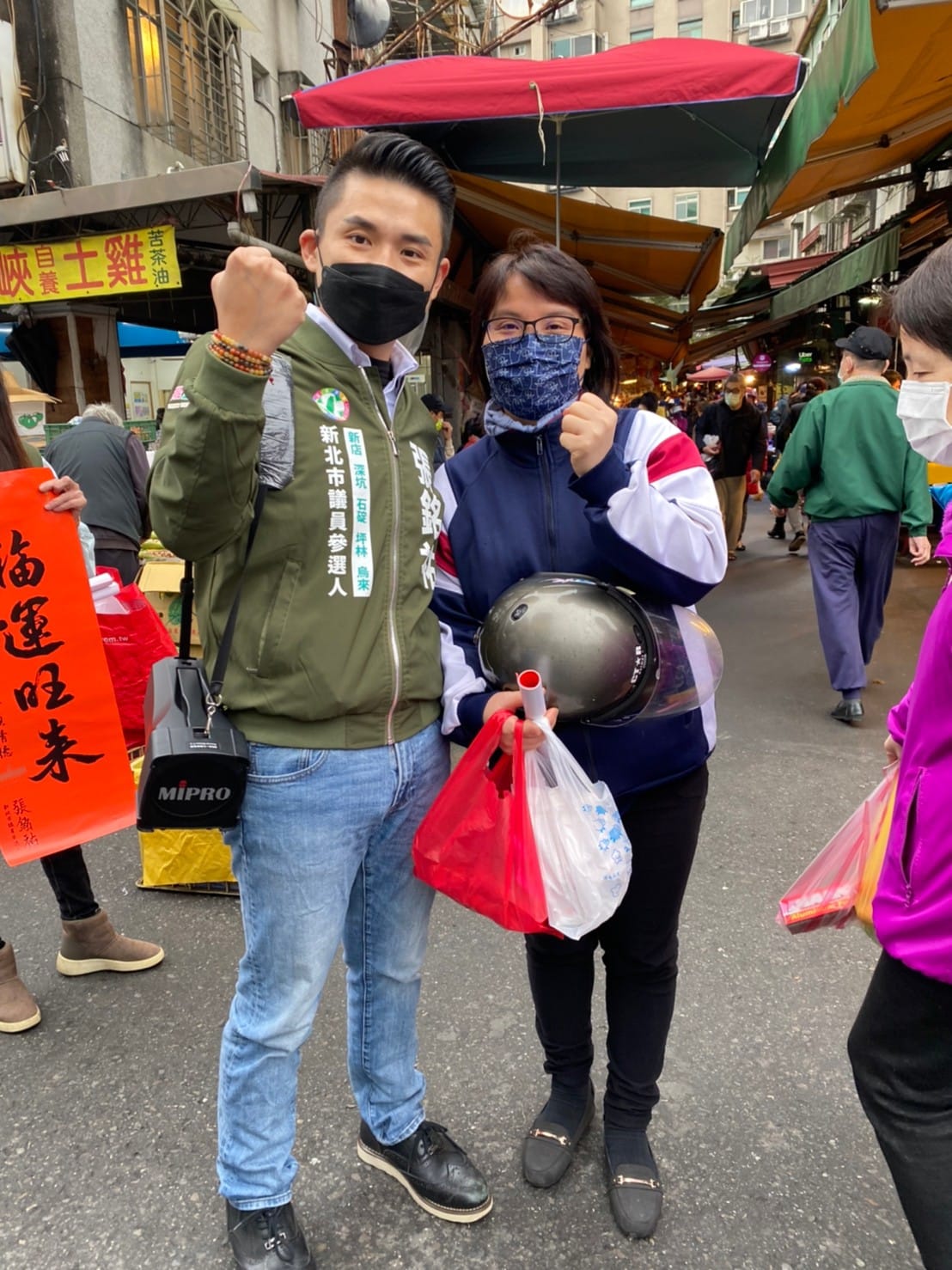 張銘祐掃市場拜票，受不少民眾鼓勵，熱情回應。 圖：張銘祐提供