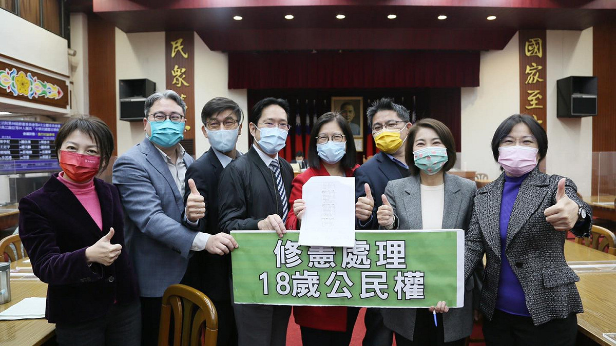 3黨提「18歲公民權」修憲版，立法院修憲委員會初審通過。 圖:管碧玲臉書