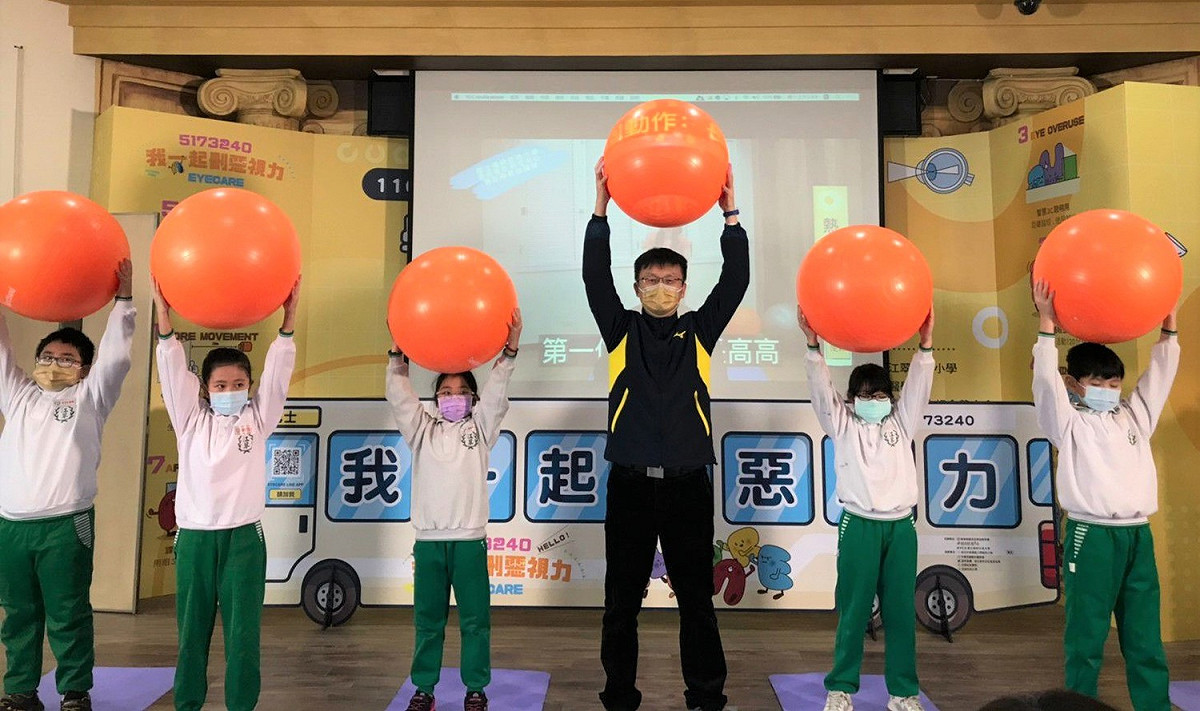 張明文陪孩子體驗抗力球運動。 圖：新北市教育局提供