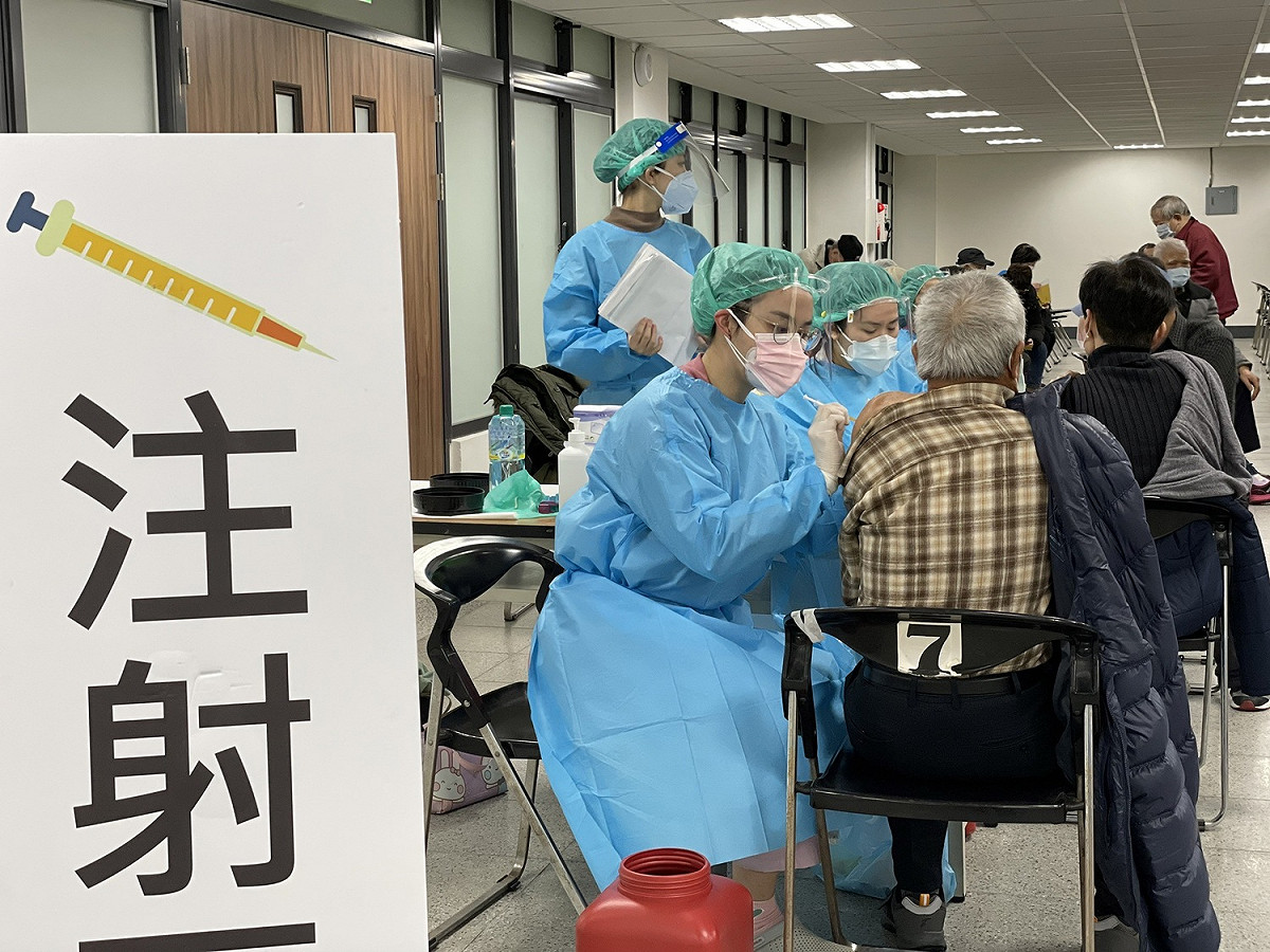 國內疫情升溫，民眾搶打第三劑。（圖為疫苗施打示意圖） 圖：新北市衛生局提供