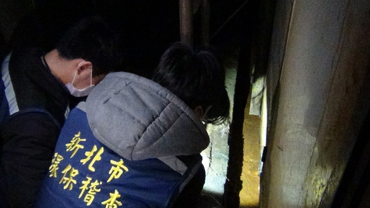 稽查員不畏寒風 ，查獲樹林電鍍工廠繞流偷排廢水。 圖：新北市環保局提供