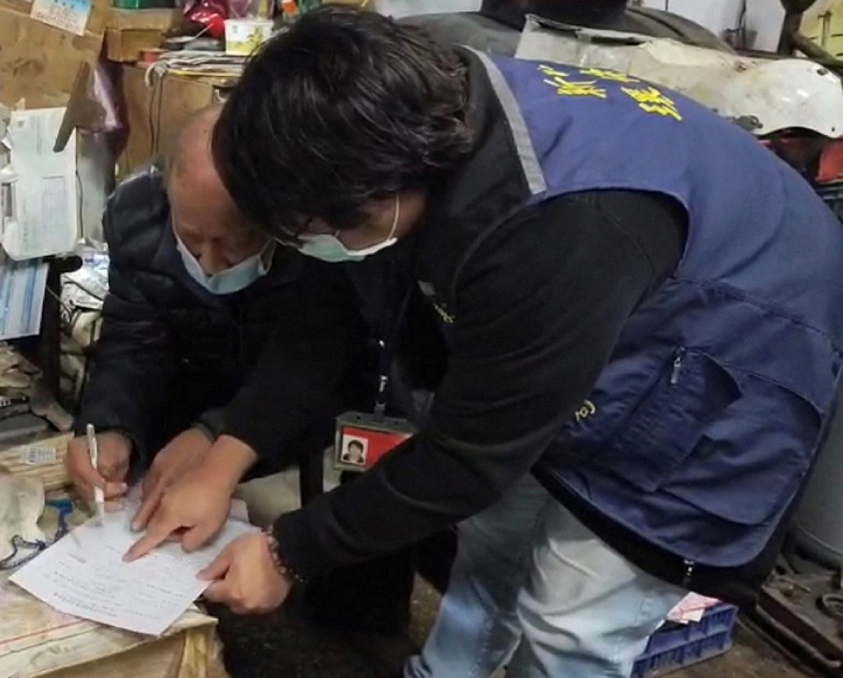 稽查員命業者立即停止排放並簽名確認。 圖：新北市環保局提供