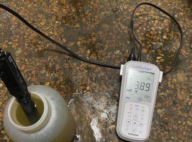 初步採樣pH值為3.89屬強酸廢水。 圖：新北市環保局提供