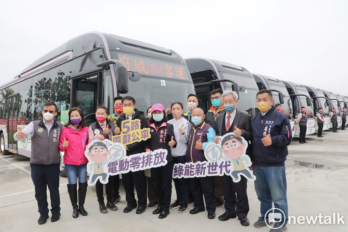 營駛市區的5路電動公車正式啟用，15輛配備有ADAS先進駕駛輔助系統的車輛陸續上線，全市電動公車總數將達到50輛，持續邁向城市永續發展與低碳運輸的目標。 圖：黃博郎／攝