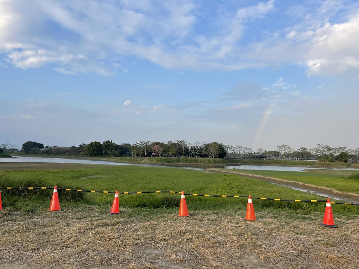 白河區公所在小白額雁棲息地設置多支三角錐和警示桿，保護小白額雁，讓牠安全度冬。 圖：白河區公所 / 提供