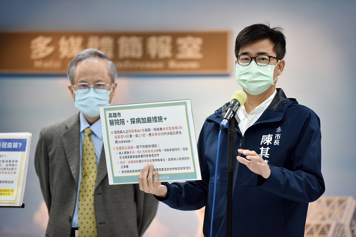 陳其邁(右)與高醫院長鍾飲文。 圖：高雄市政府提供