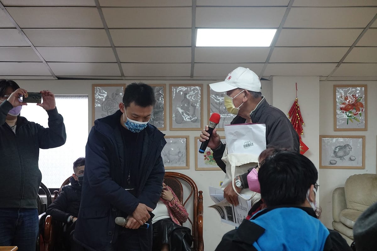 住戶詢問問題。 圖：新北市都更處提供