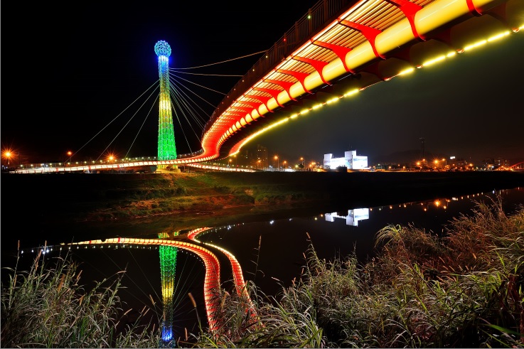 汐止星光橋的夜景非常浪漫。 圖：新北市水利局謝佑欣／攝