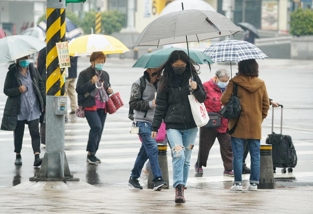 今天中部以北及宜蘭低溫15、16度，各地都有雨。 圖：張良一/攝