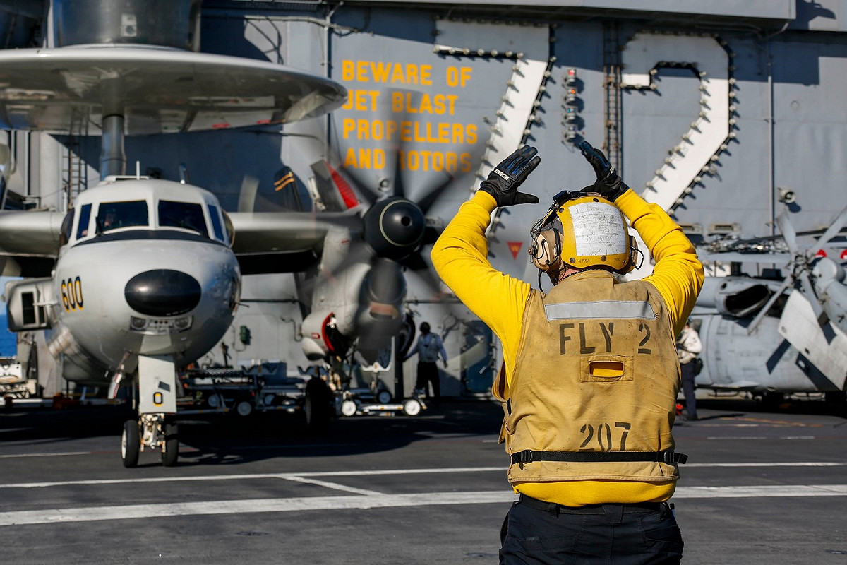 林肯號艦載E－2D先進「鷹眼」預警機（Advanced Hawkeye）。 圖：翻攝U.S. Pacific Fleet臉書（資料照）