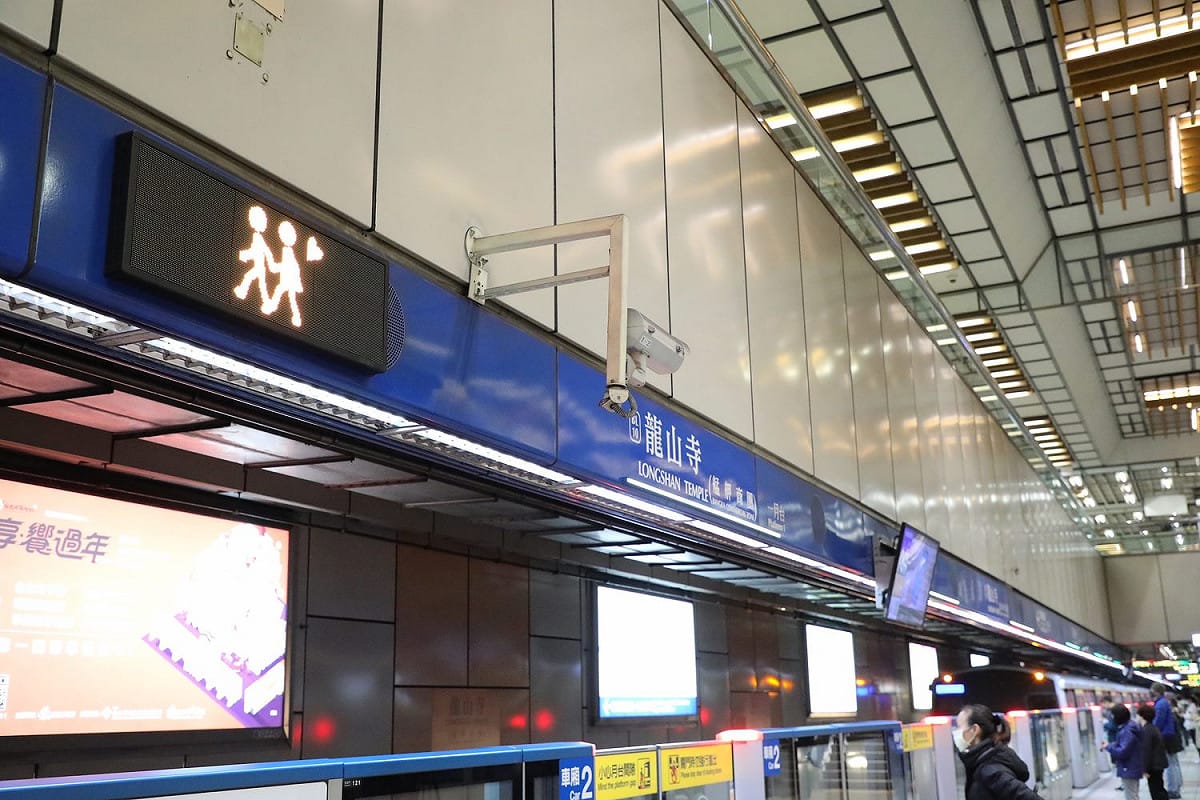 台北捷運於龍山寺站試辦「動態小捷客」引導人流。 圖：台北捷運公司／提供