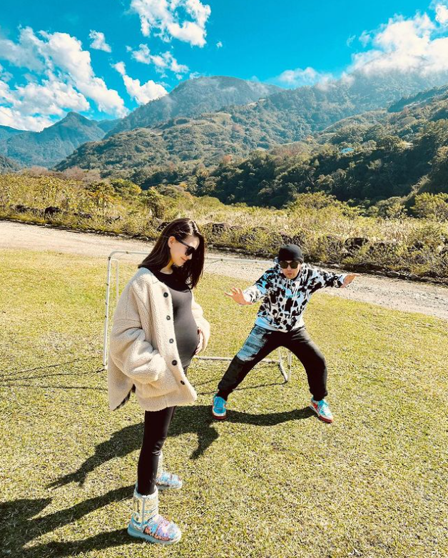周杰倫今(19)日在IG貼出一張與昆凌挺著「孕肚」的合照，證實老婆懷第3胎。 圖：翻攝自IG/jaychou