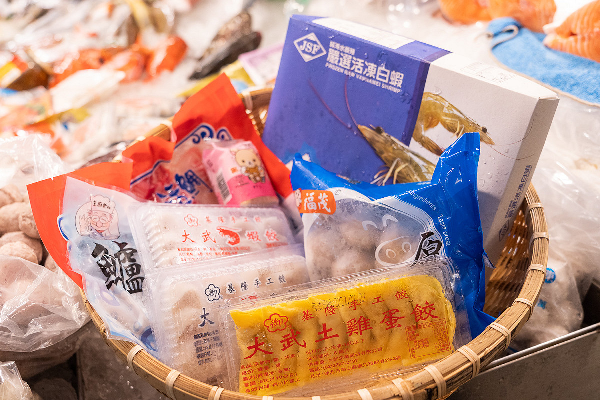 於味來明信片填寫完未來願望及完整資訊並投到時光信箱，就有機會抽中「經典年菜組」、「火鍋圍爐組」或「元宵團圓組」，共計100組的年菜組合(每人限中獎1次)。 圖：新北市市場處提供