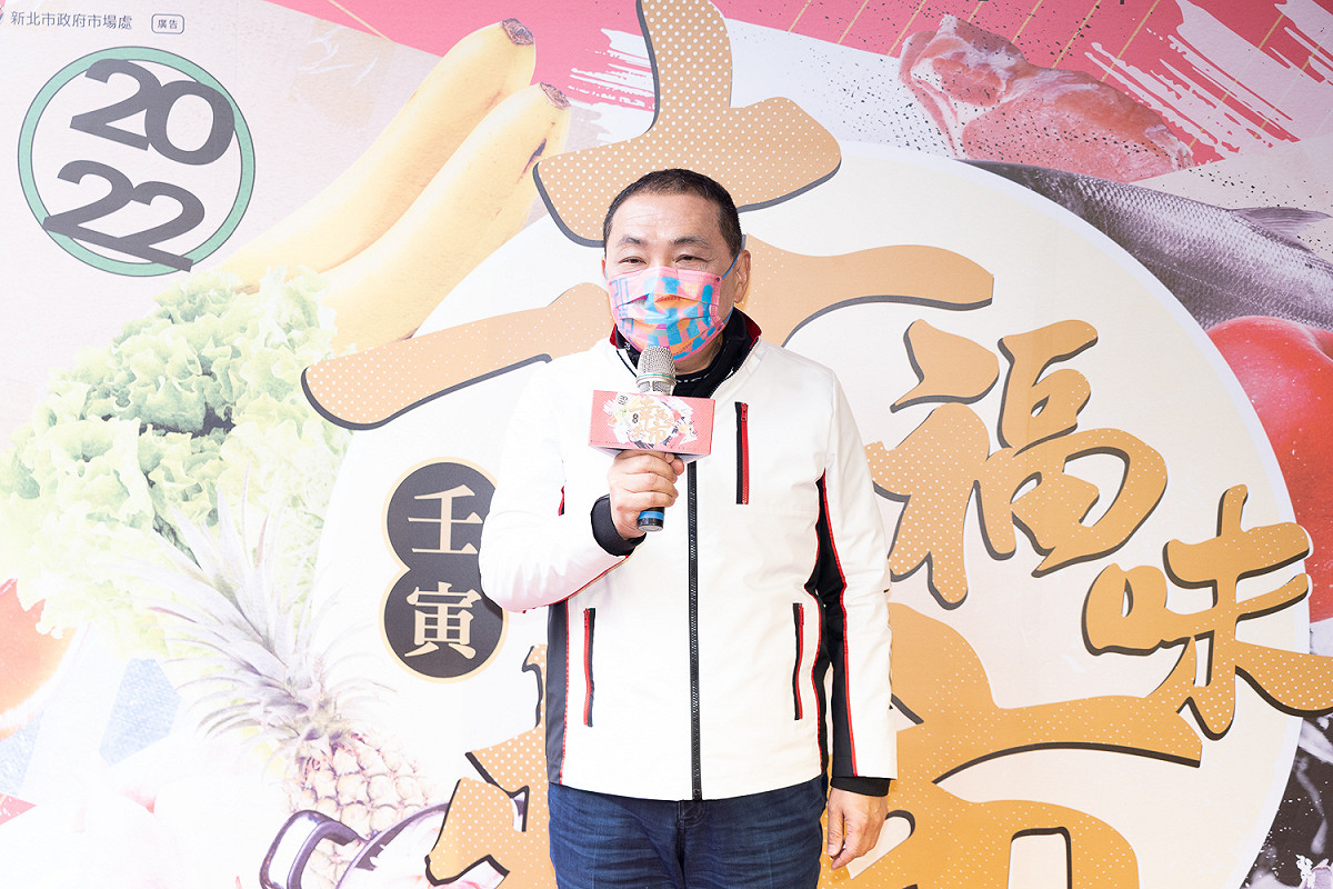 侯友宜表示，感謝攤商、市民朋友與市府共同努力守住民生第一線，祝福攤商生意興隆、虎虎生風。 圖：新北市市場處提供