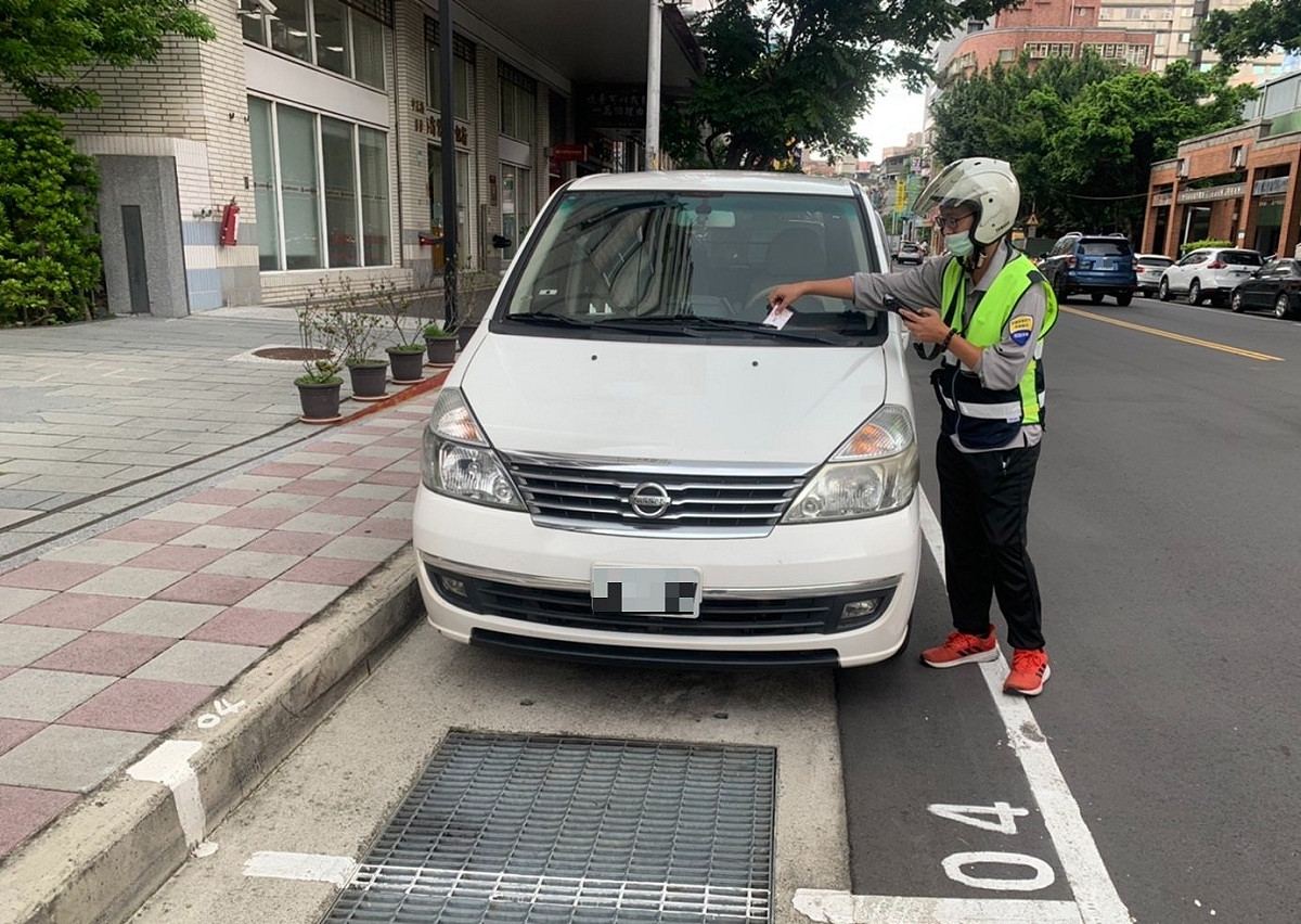 管理員開單。（示意圖） 圖：新北市交通局提供