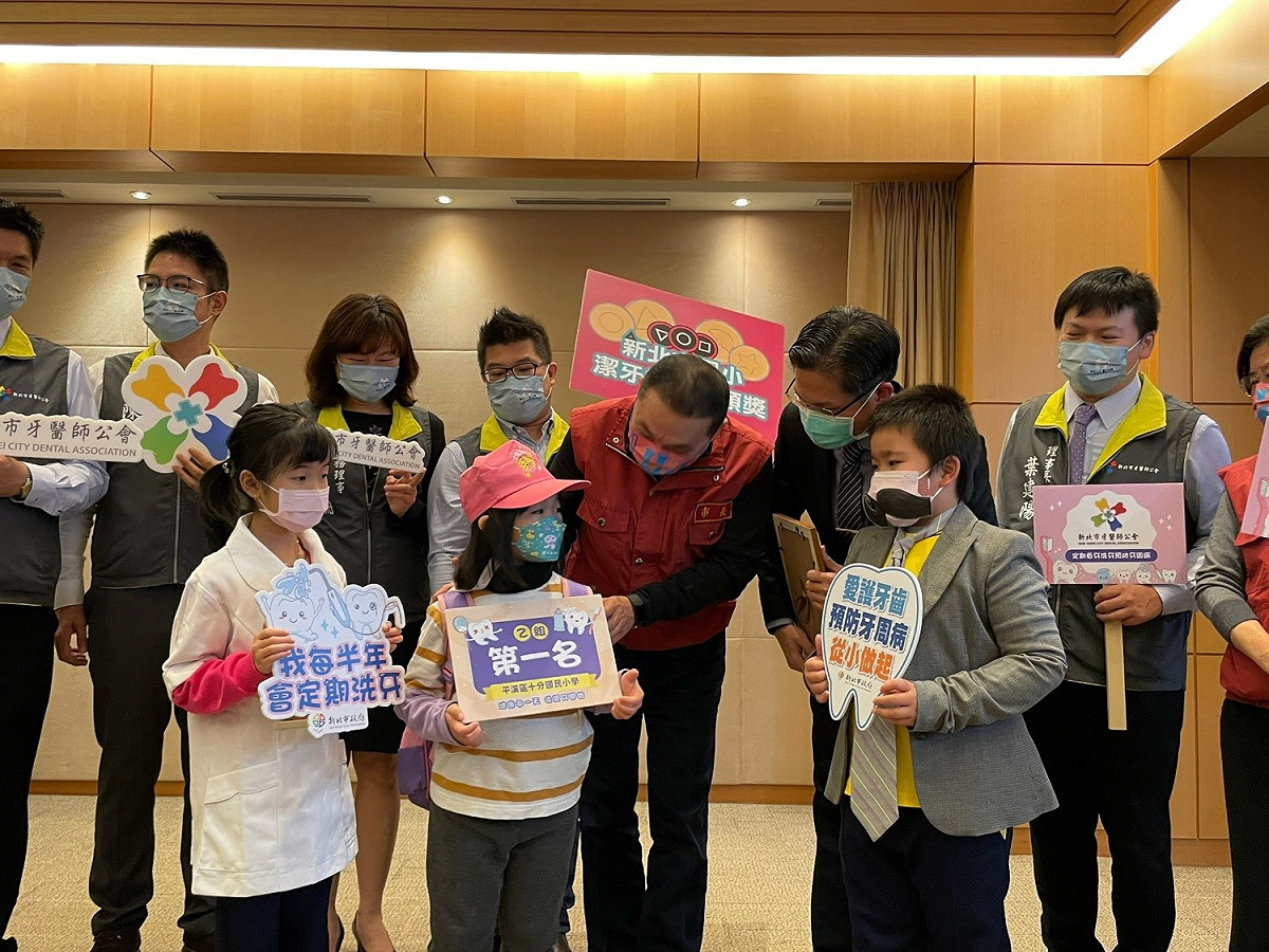 侯友宜嘉勉獲獎學校。 圖：新北市衛生局提供
