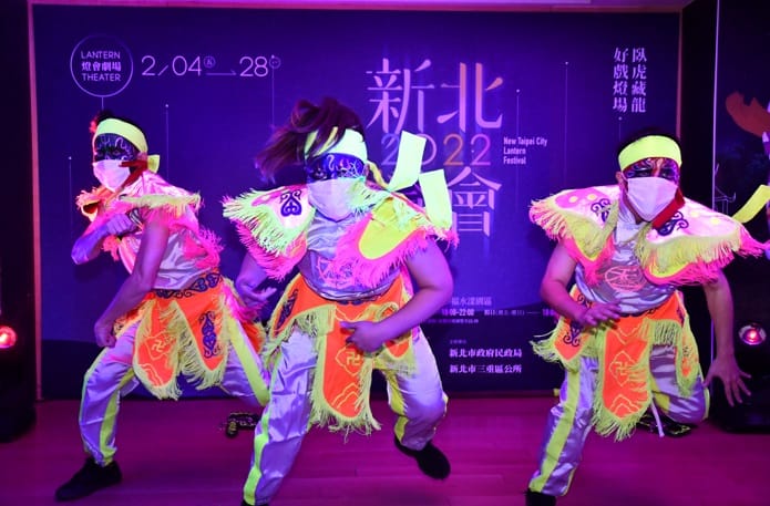 2022新北燈會將在2月4日晚間7點開幕點燈，邀請17個演出團隊輪番上陣，超過156場展演。(圖：禾一舞團官將首街舞表演) 圖：新北市民政局提供