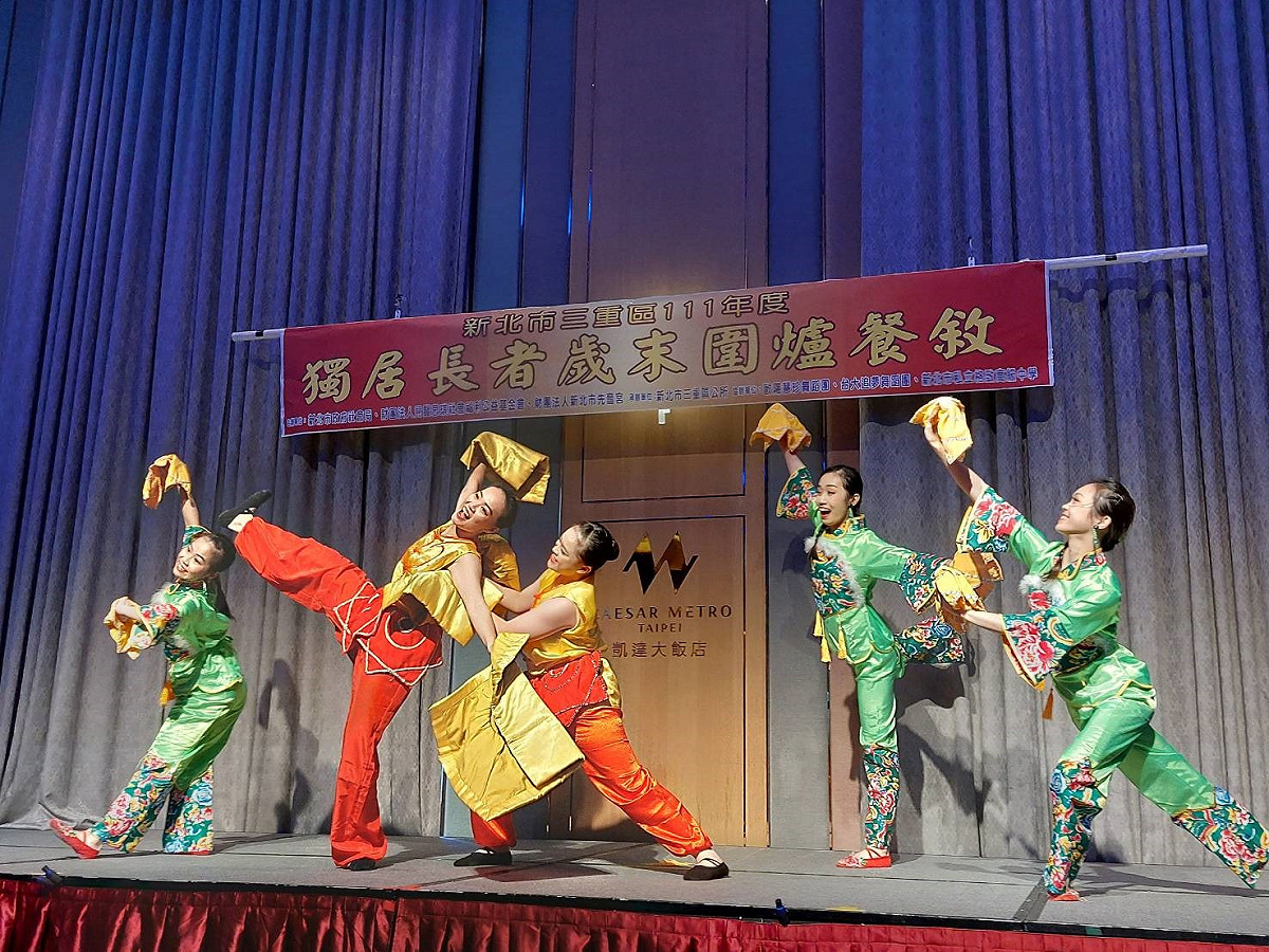 歐陽慧珍舞蹈團以精彩的民俗舞蹈饗宴獨居長輩。 圖：新北市社會局提供