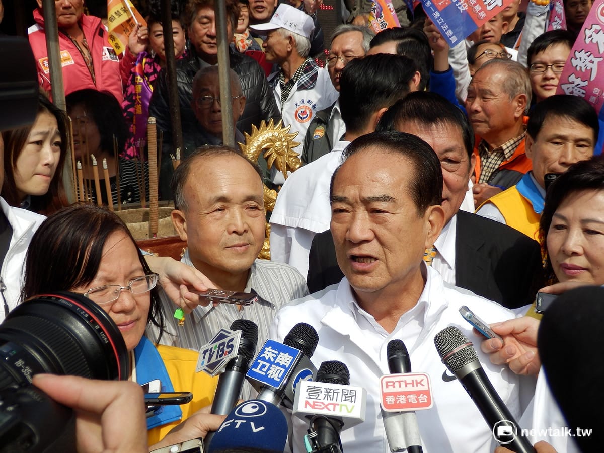 親民黨總統候選人宋楚瑜10日在前台南市議長方金海陪同下，至台南城隍廟參拜祈福。 圖：符芳碩/攝