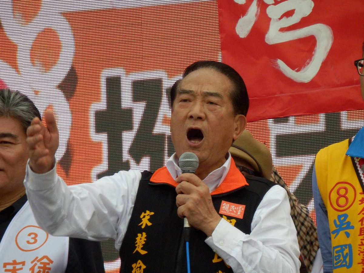 親民黨總統候選人宋楚瑜10日在高雄舉辦大型造勢晚會，呼籲選票集中宋瑩配。 圖：符芳碩/攝