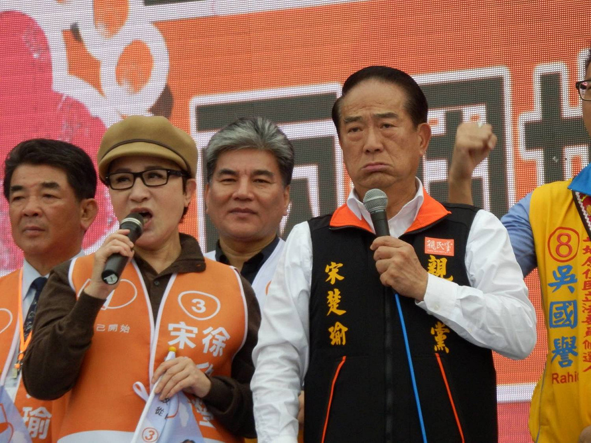 歌仔戲天后、親民黨不分區立委候選人葉青上台澄清，宋楚瑜未打壓歌仔戲。 圖：符芳碩/攝