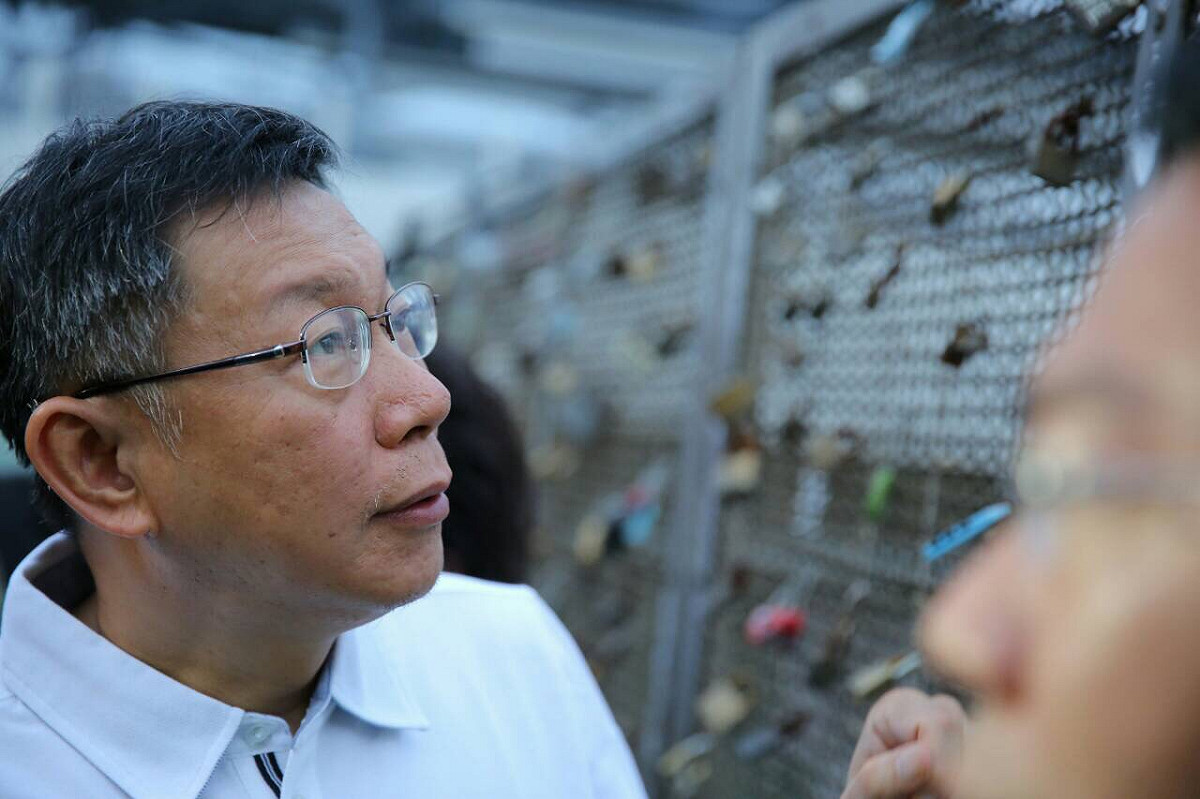 台北市長柯文哲10日下午抵達台中豐原，並參觀知名景點心鎖橋。 圖：劉奕霆/攝
