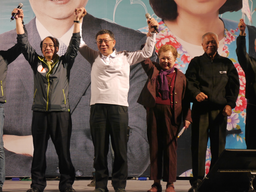 台北市長柯文哲10日晚間8點半左右前往新竹市孔廟廣場，出席民進黨新竹市立委候選人柯建銘「客家之夜晚會」，除了柯文哲外，柯的雙親也一同現身台上替柯建銘站台。 圖：劉奕霆/攝