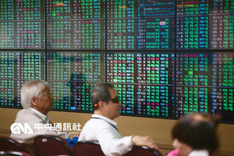 台股11日收盤下跌105.55點，台股加權指數最終以7788.42點作收，成交值新台幣848億元。 圖：中央社資料照片