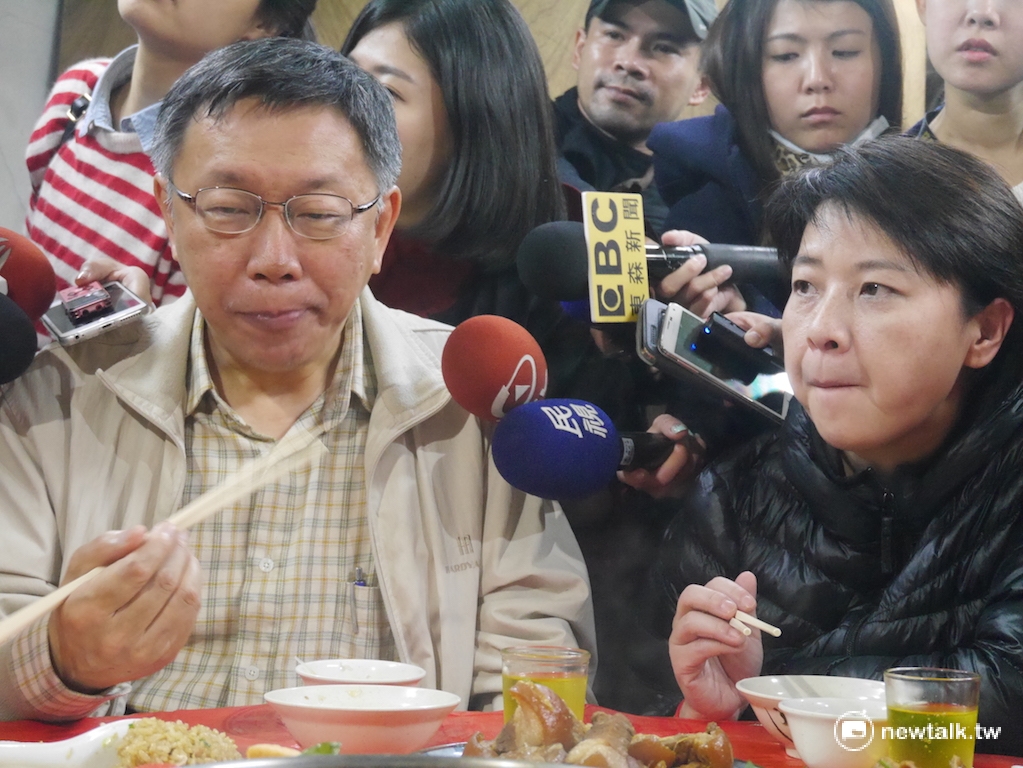 台北市長柯文哲11日晚間前往內湖737巷夜市，和參選立委的親民黨籍市議員黃珊珊一起走到夜市內吃熱炒。 圖：劉奕霆/攝