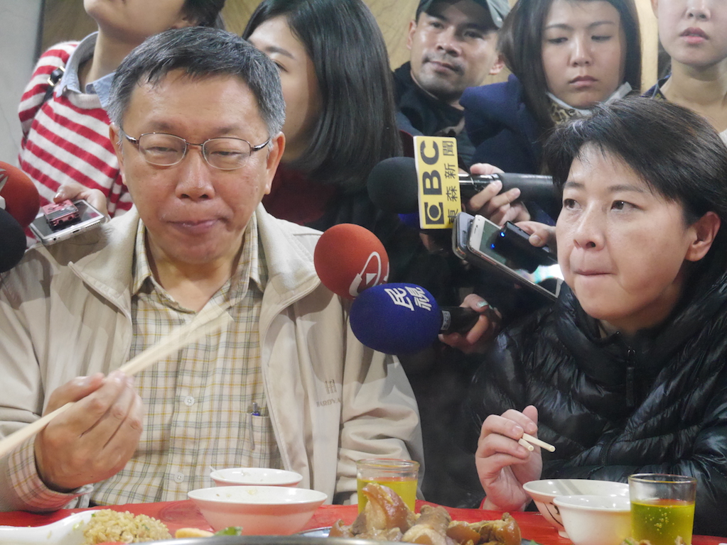 台北市長柯文哲11日晚間前往內湖737巷夜市，和參選立委的親民黨籍市議員黃珊珊一同「逛夜市」。 圖：劉奕霆/攝