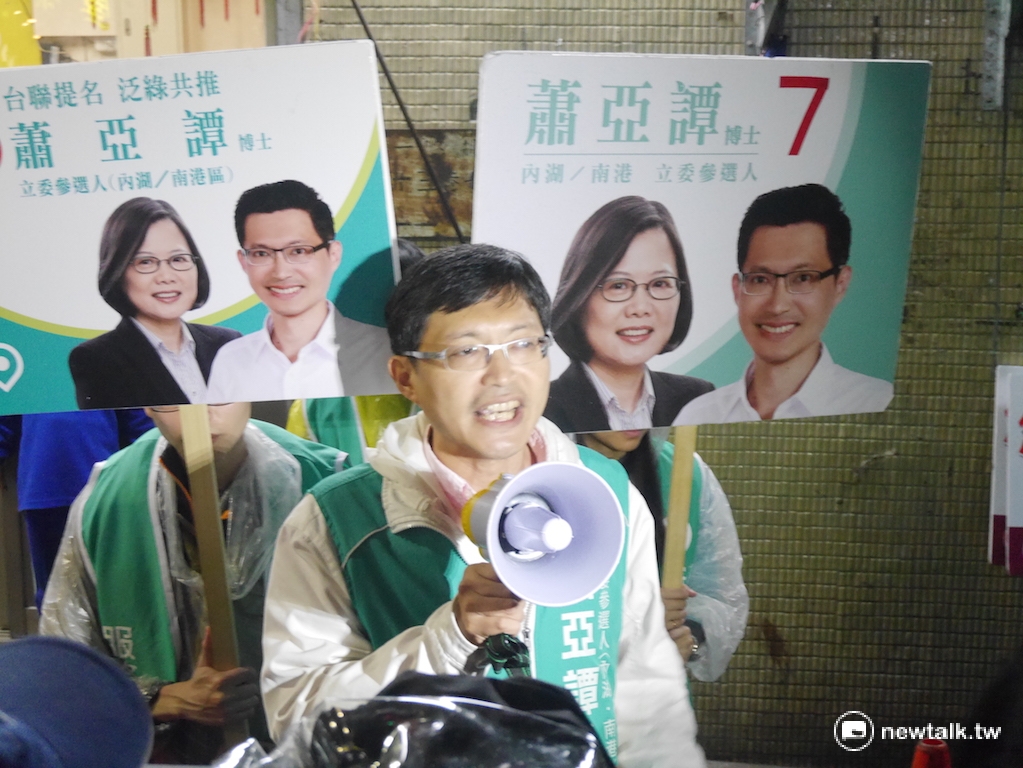 同樣參選立委的候選人蕭亞譚在一旁「嗆聲」，質疑黃珊珊在退休公務員三節獎金上支持國民黨的立場，要求黃珊珊出面回應。 圖：劉奕霆/攝