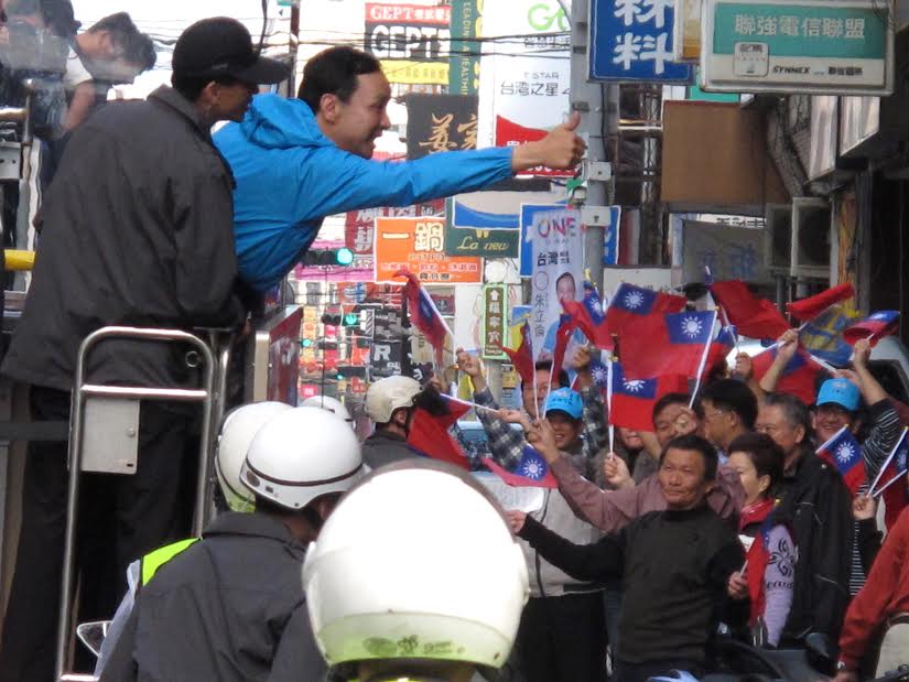 國民黨總統候選人朱立倫12日赴彰化掃街，並與民眾擊掌。 圖：國民黨提供