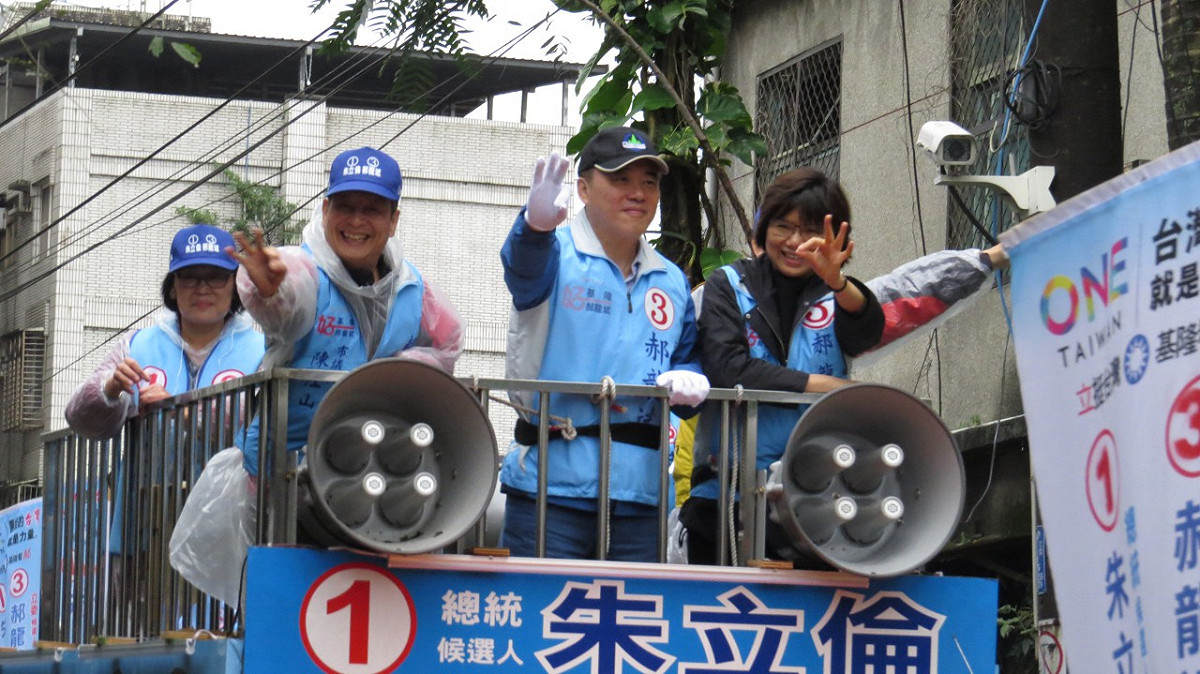 台北市長柯文哲12日批評郝龍斌，郝則回應，要柯文哲尊重自己是台北市長的身份。 圖：郝辦提供