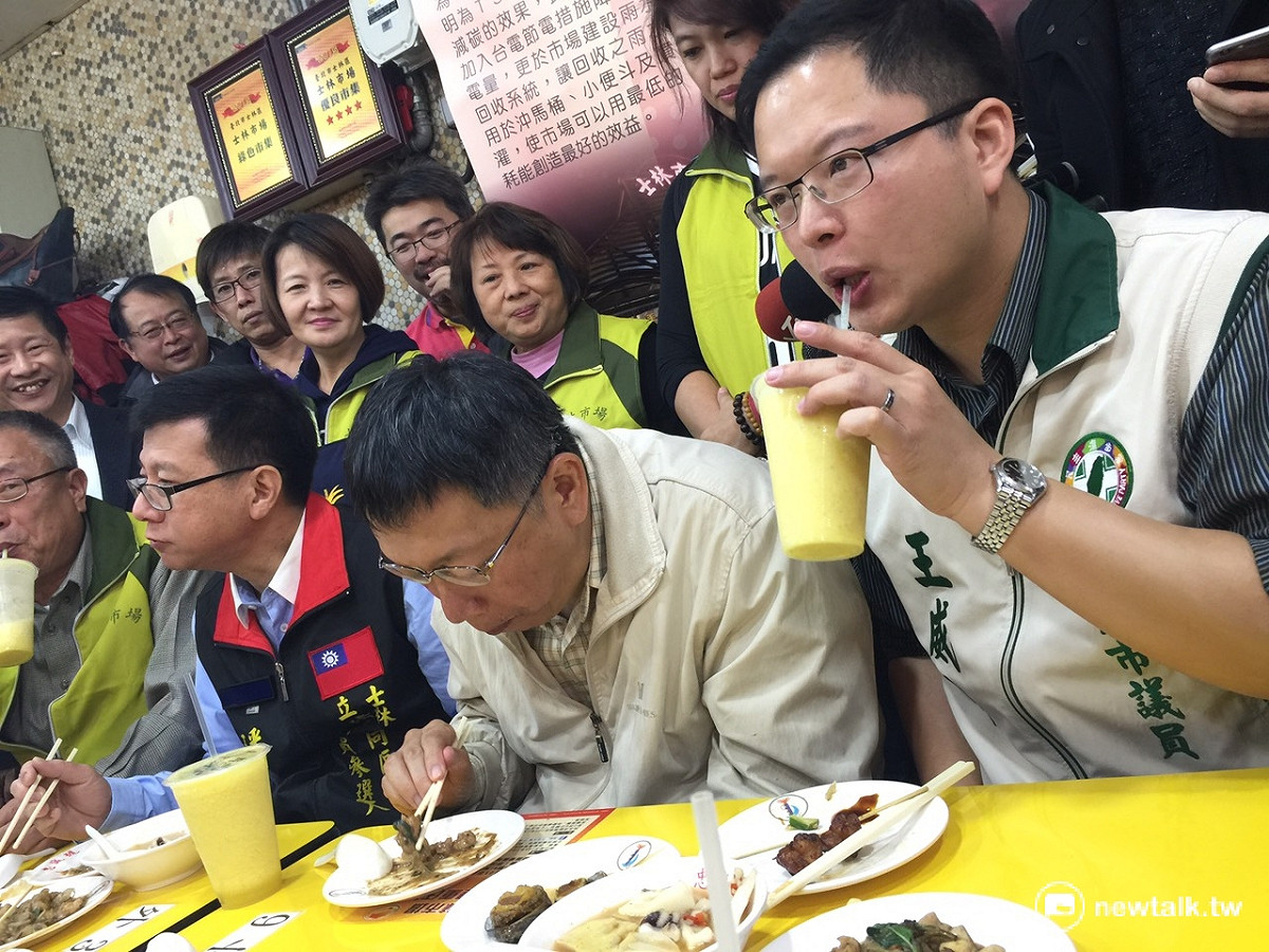 台北市長柯文哲12日晚間在士林夜市大吃夜市小吃。 圖：劉奕霆/攝