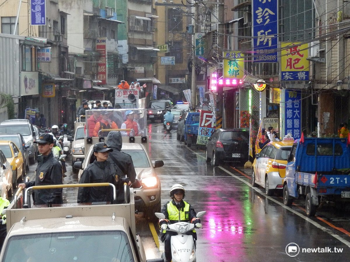 親民黨總統候選人宋楚瑜12日與基隆立委候選人劉文雄掃街，不過因天候不佳場面冷清，警察比路人還多。 圖：符芳碩/攝