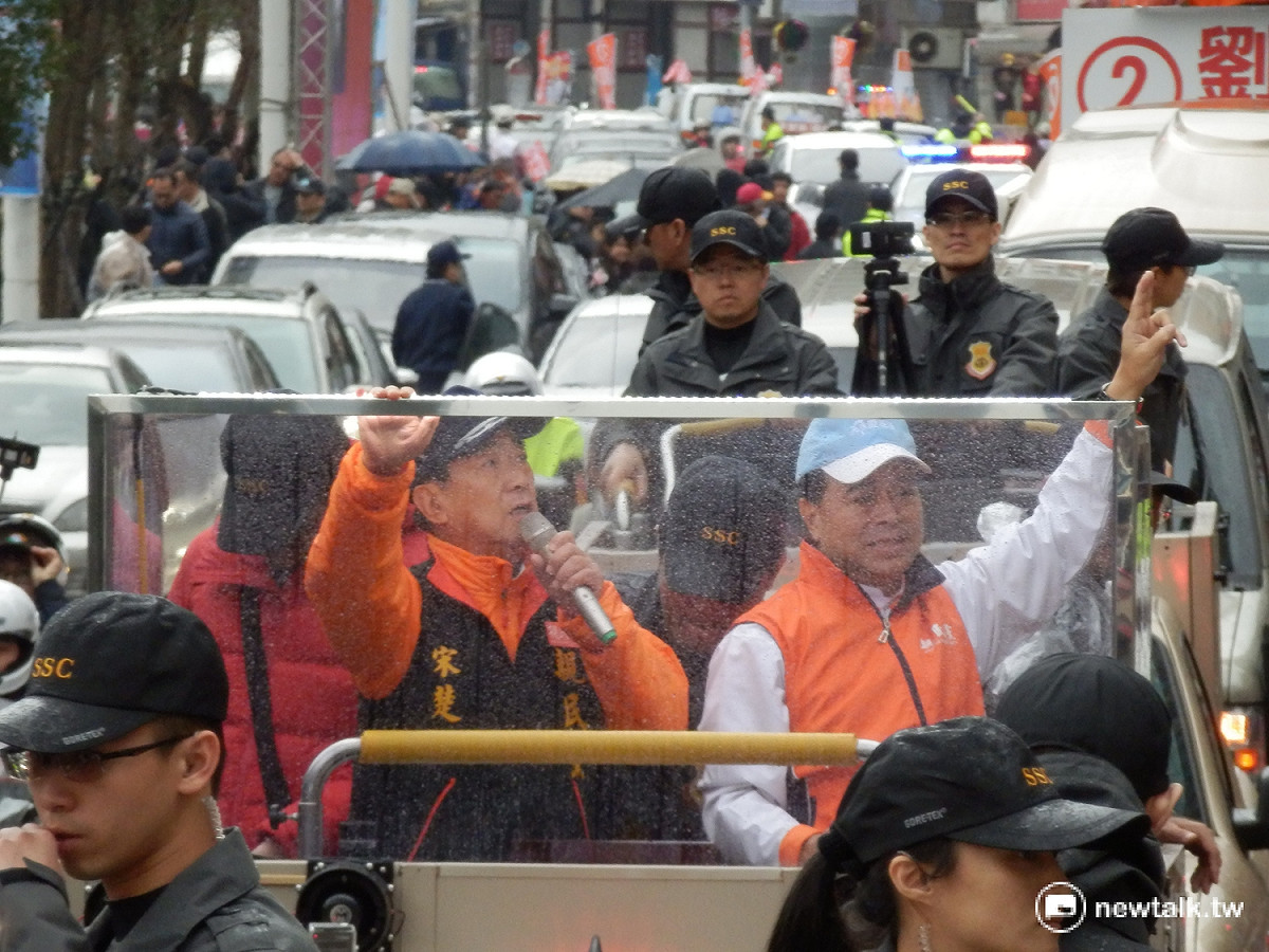 宋楚瑜頂著13度風雨，喊到聲嘶力竭。 圖：符芳碩/攝