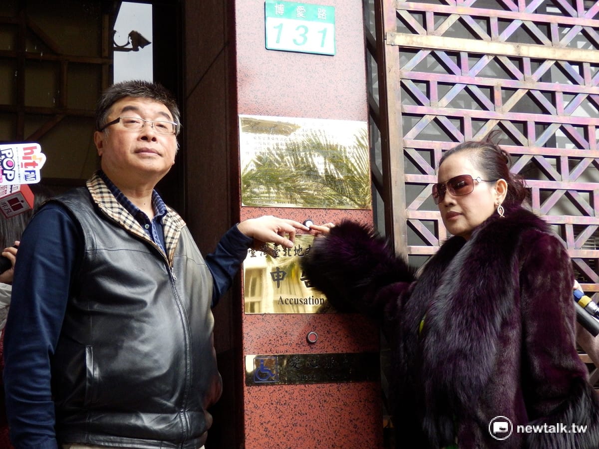 前立委邱毅13日帶著證人林秀娟至北檢，按鈴控告民進黨總統候選人蔡英文等人公然侮辱及毀謗等罪。 圖：新頭殼資料照片