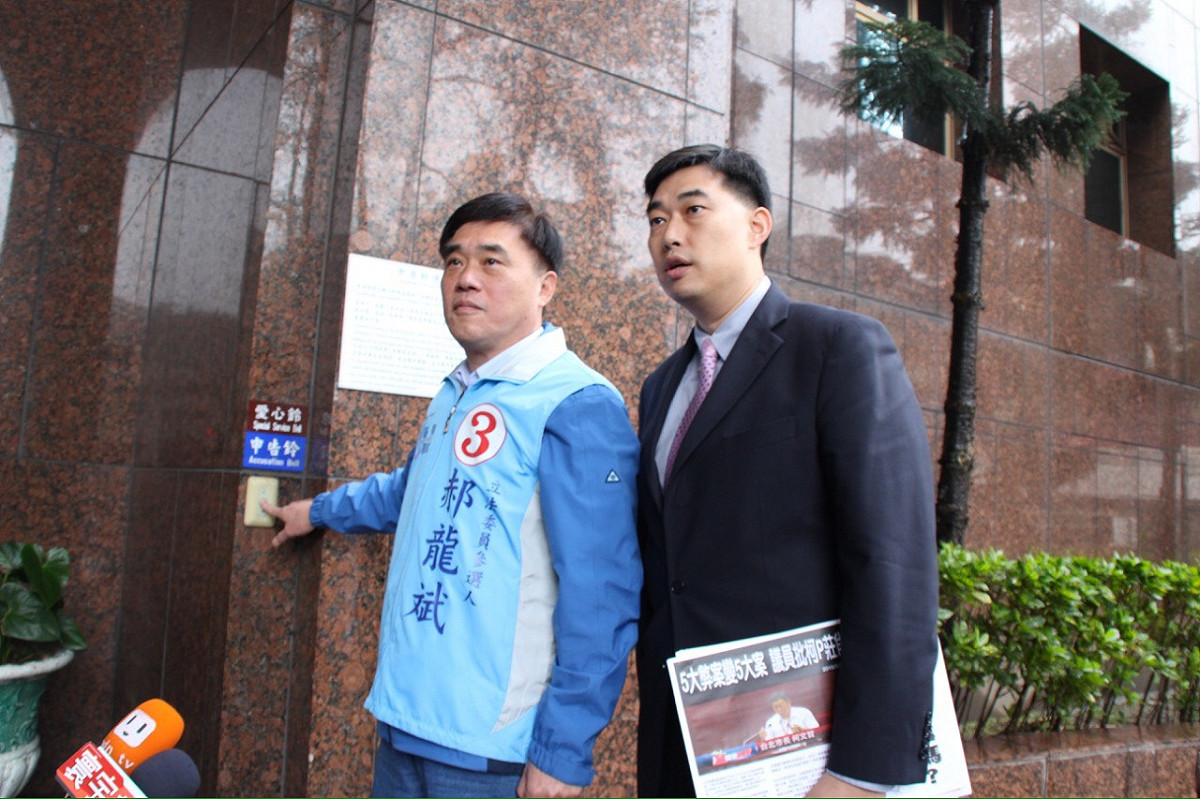 基隆市立委候選人郝龍斌13日對民進黨候選人蔡適應提告，他也一併批評柯文哲推託責任。 圖：郝龍斌辦公室提供